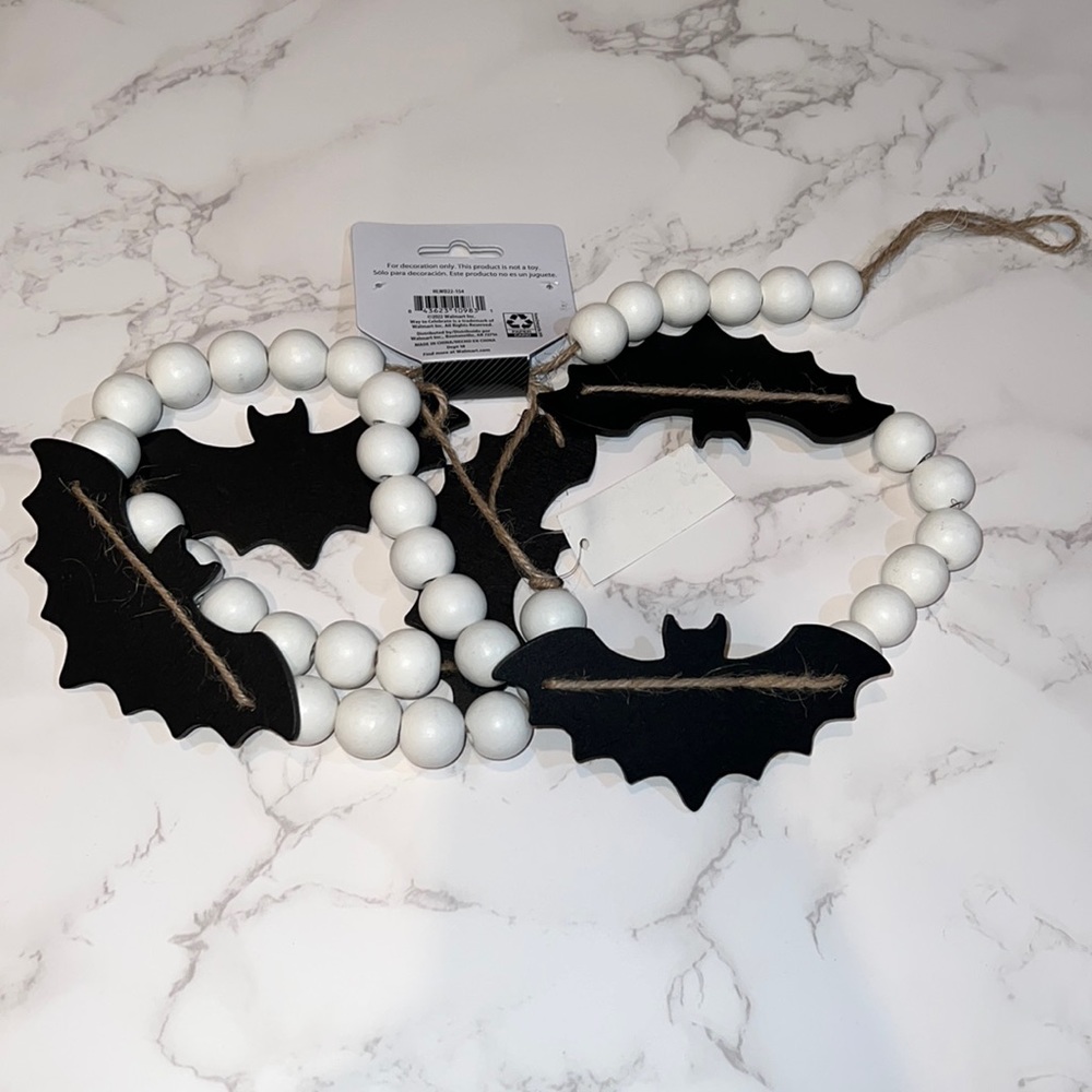 NWT 5 bat White Beaded a wooden Garland Strand